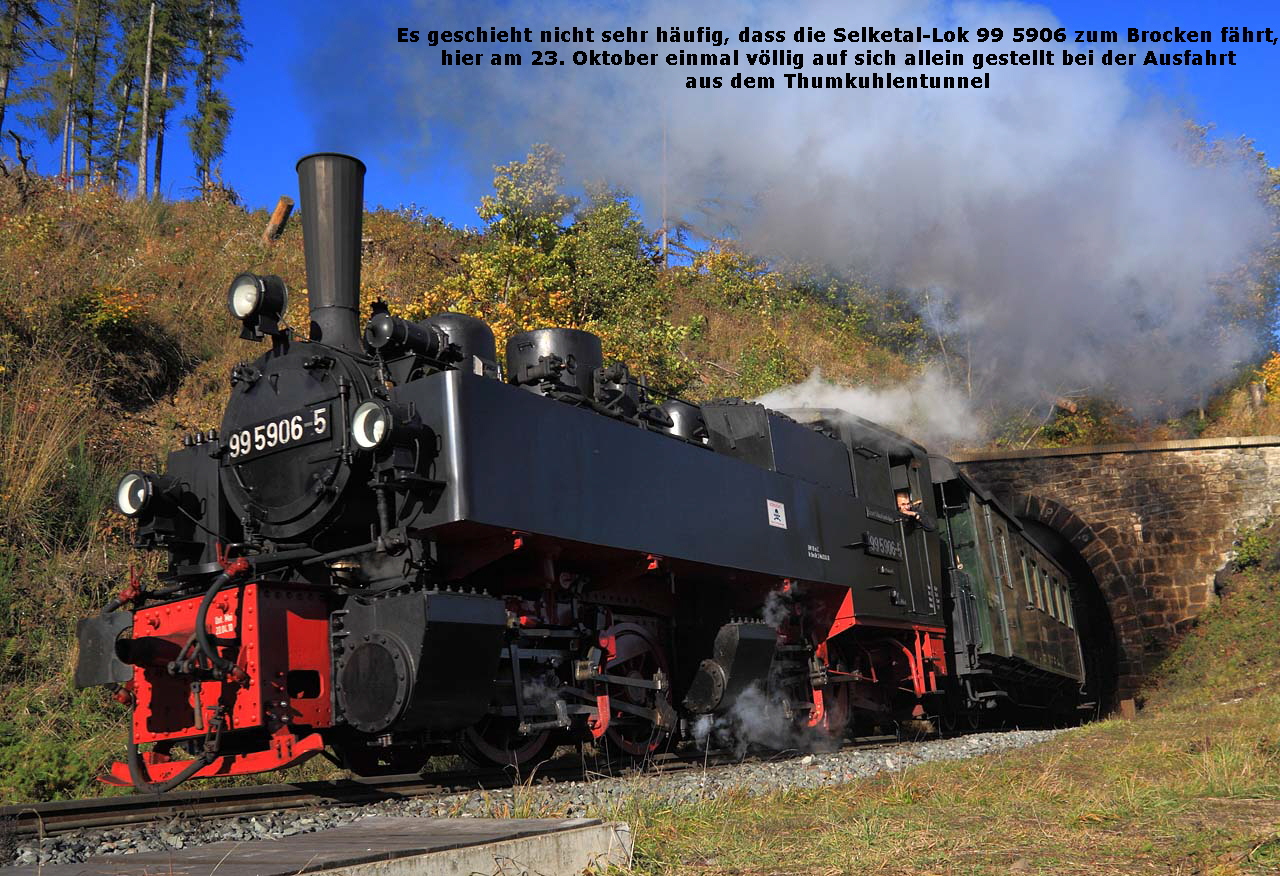 Es geschieht nicht sehr hufig, dass die Selketal-Lok 99 5906 zum Brocken fhrt,
hier am 23. Oktober einmal vllig auf sich allein gestellt bei der Ausfahrt
aus dem Thumkuhlentunnel