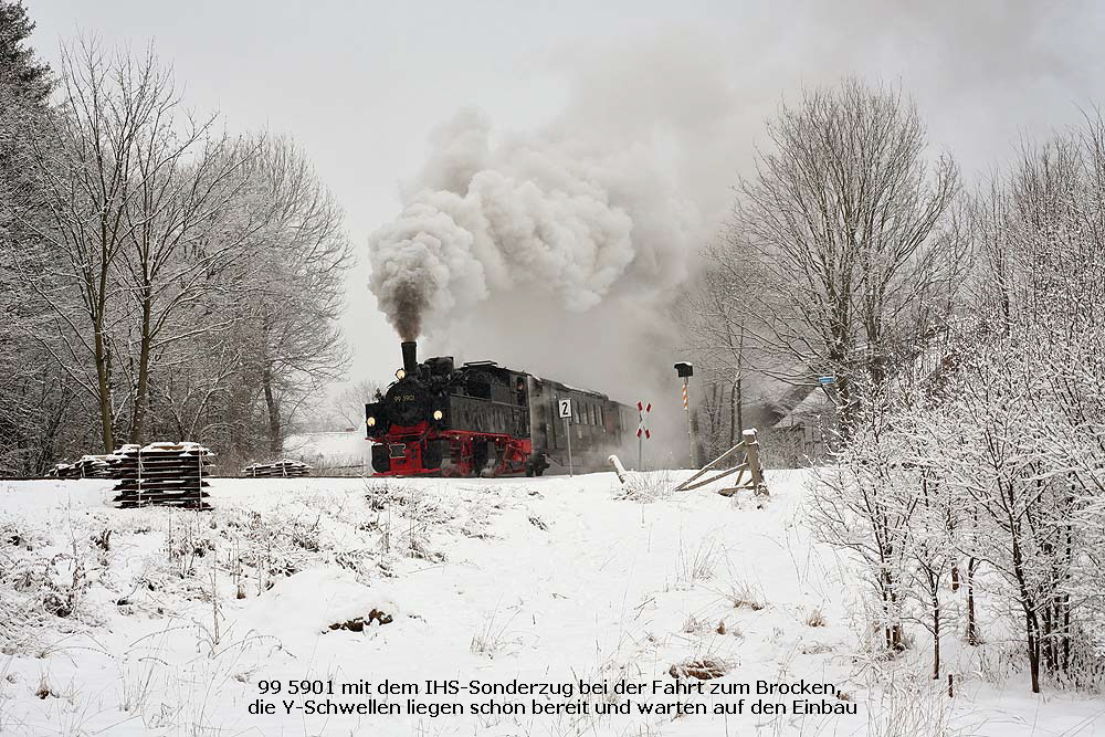 99 5901 mit dem IG-HSB-Sonderzug bei der Fahrt zum Brocken, 
die Y-Schwellen liegen schon bereit und warten auf den Einbau