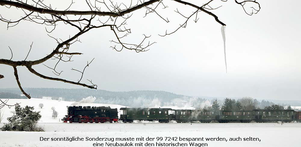 Der sonntgliche Sonderzug musste mit der 99 7242 bespannt werden, auch selten,
eine Neubaulok mit den historischen Wagen